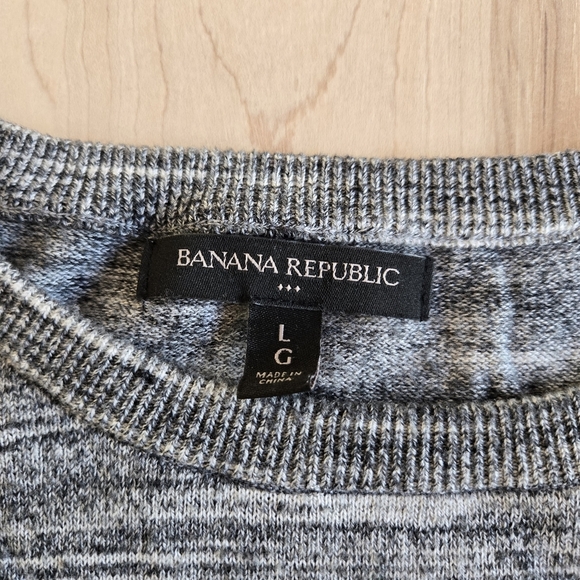 Banana Republic Men's Grey and Black Crewneck Sweater - Picture 5 of 10